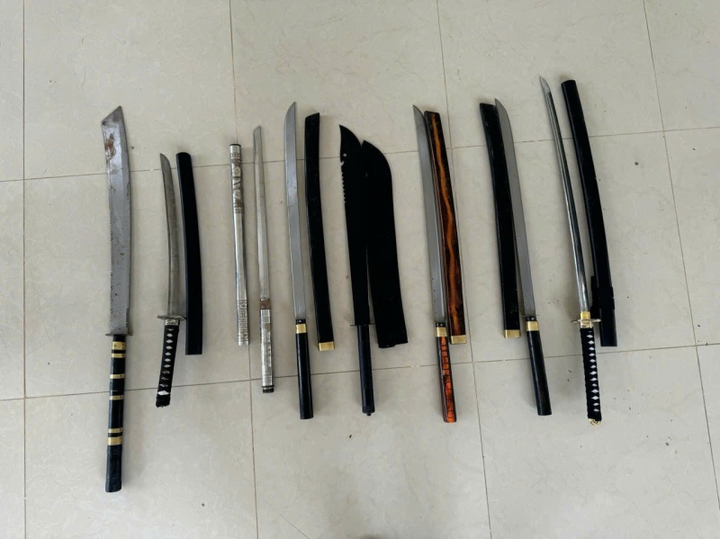 Bat tam giam 11 doi tuong hon chien o quan ca phe trong dem hinh anh