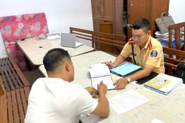 Tai xe phe ma tuy, vua lai xe khach vua mua hinh anh