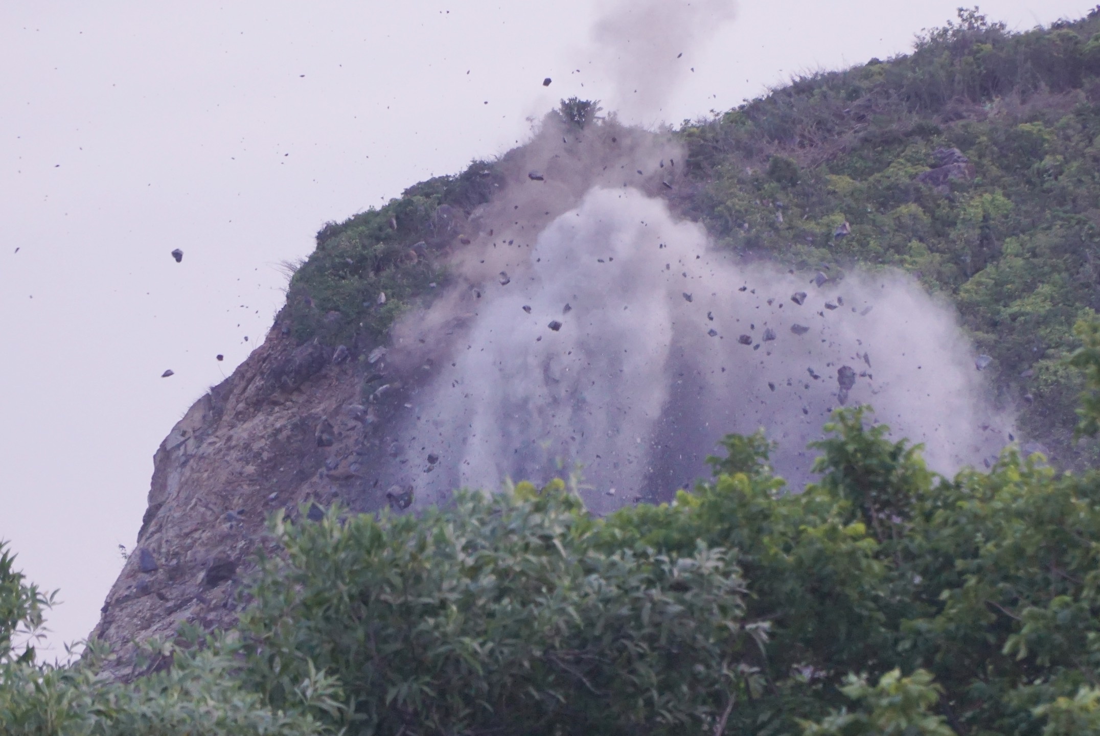 Khoan 13 mui no min pha tang da 'khung' tren deo o Nha Trang hinh anh