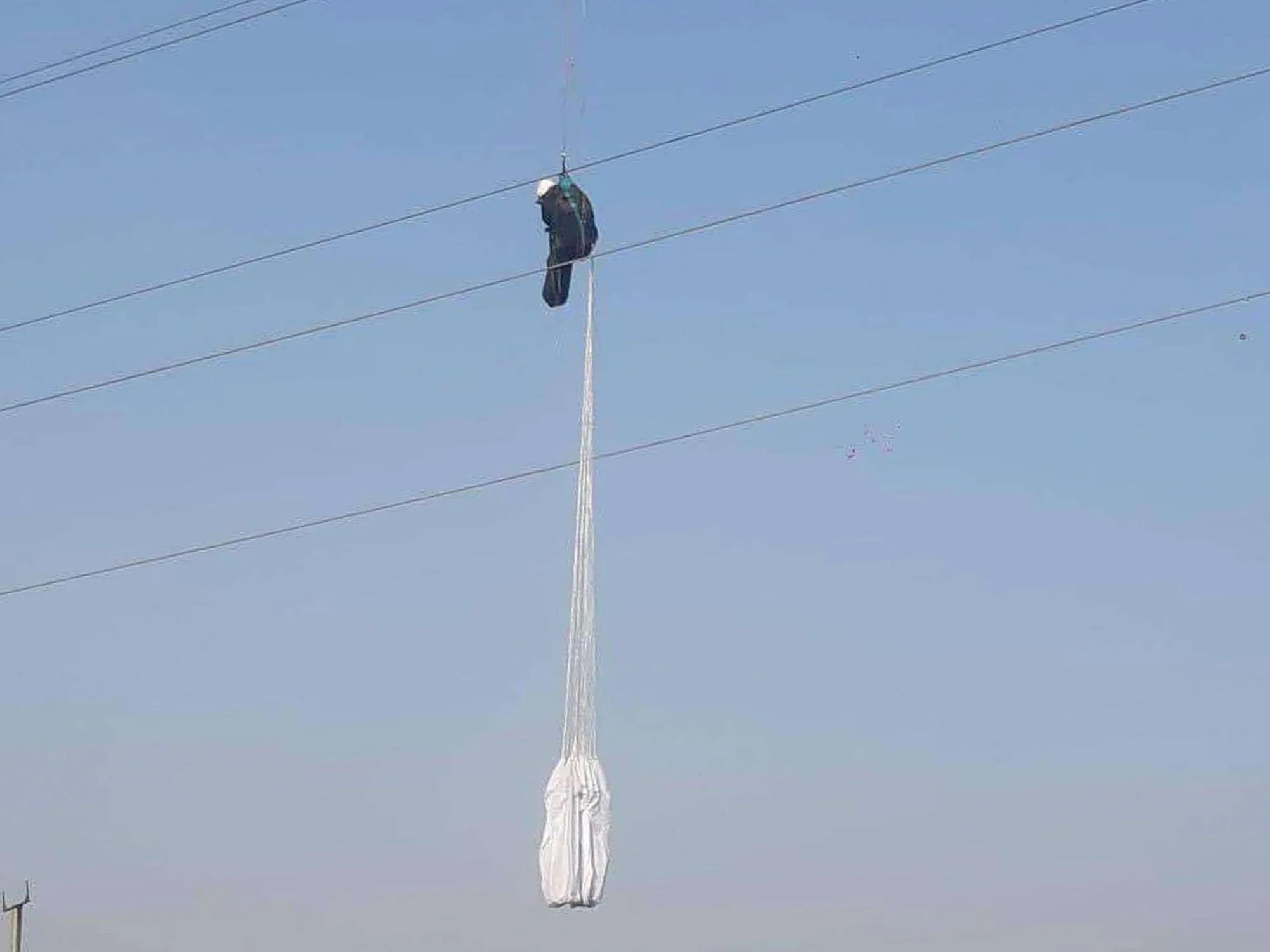 Nguoi dan ong nhay du mac vao day dien, treo lo lung hon 1 gio hinh anh