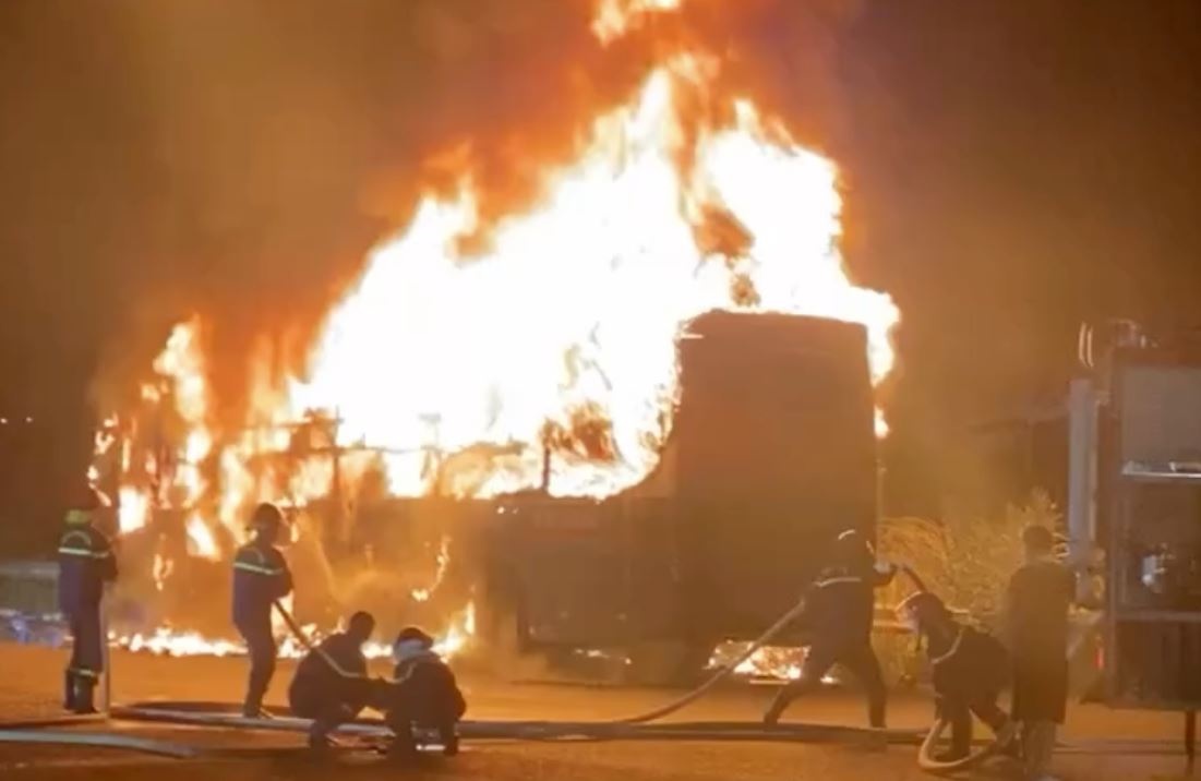 Can canh xe khach giuong nam boc chay trong dem hinh anh