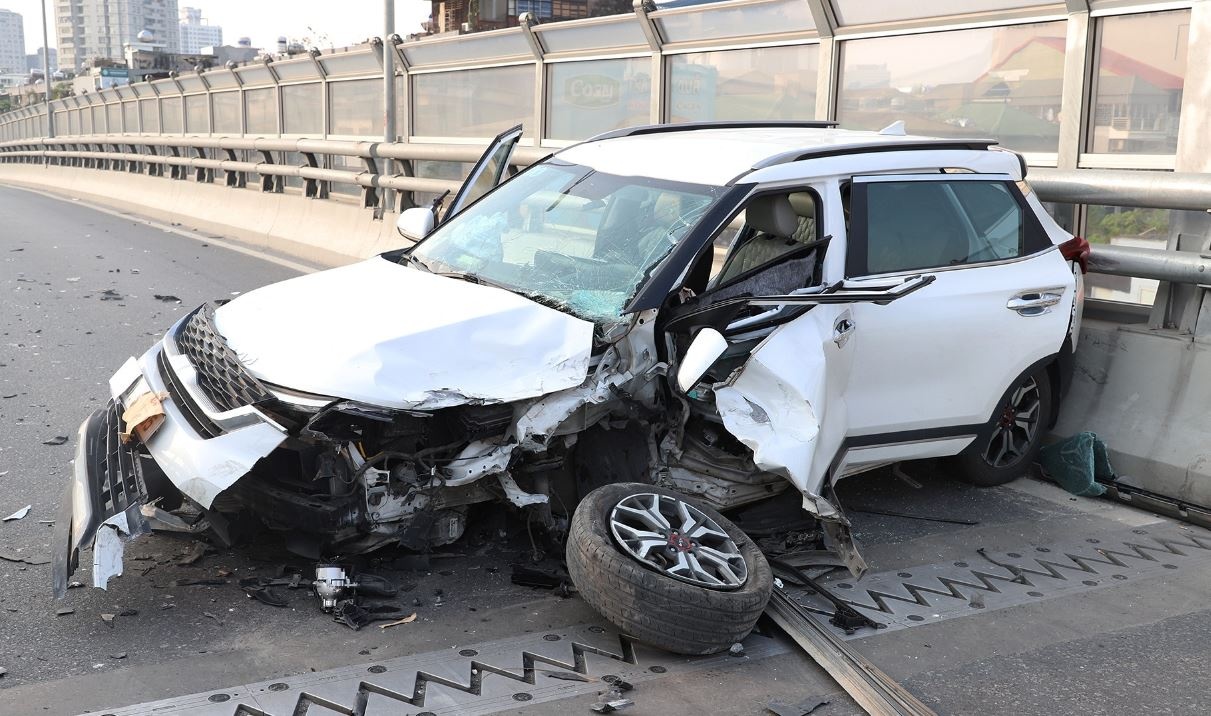 Oto bien dang sau khi tong lan can duong Vanh dai 2 hinh anh