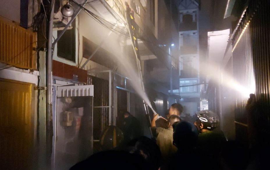 Cuu hai nguoi ket trong dam chay o trung tam TP.HCM hinh anh