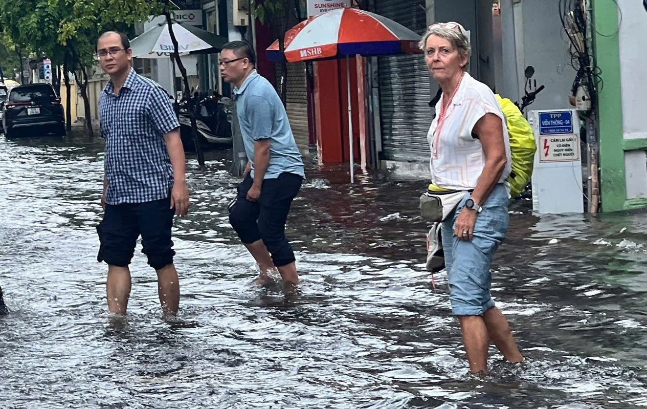 Du khach xan quan loi nuoc o trung tam TP.HCM hinh anh