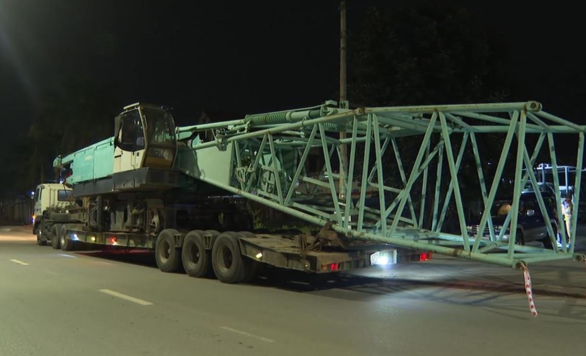 Xe cho sieu truong, sieu trong di nguoc chieu tren quoc lo 1A hinh anh