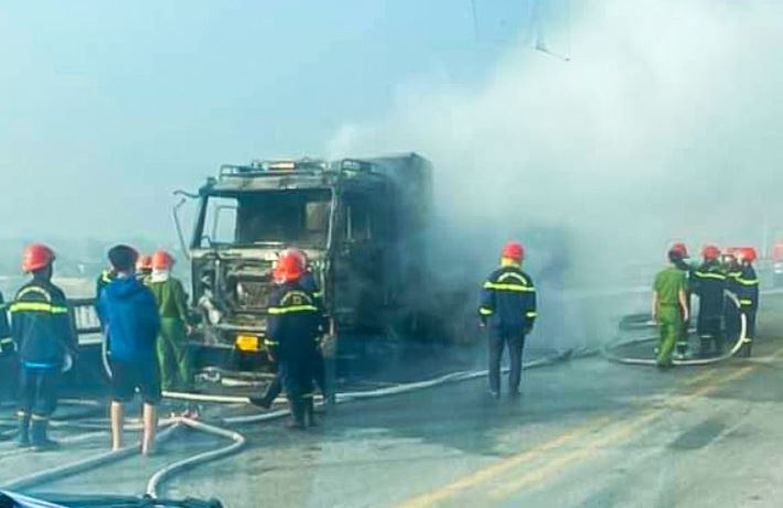 Dang di chuyen, xe tai boc chay du doi o Ha Nam hinh anh