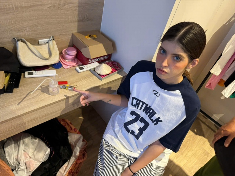 Chi Dan,  An Tay anh 3