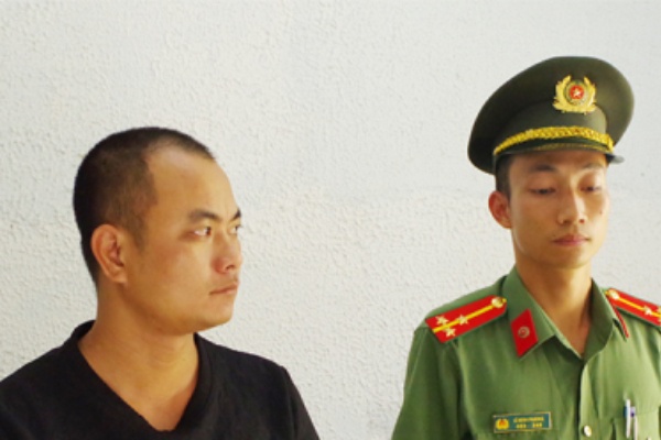 Bat vu to chuc cho nguoi nuoc ngoai xuat canh chui hinh anh