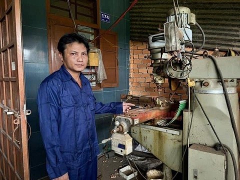 Mo xuong che tao sung roi len YouTube rao ban di khap cac tinh, thanh hinh anh