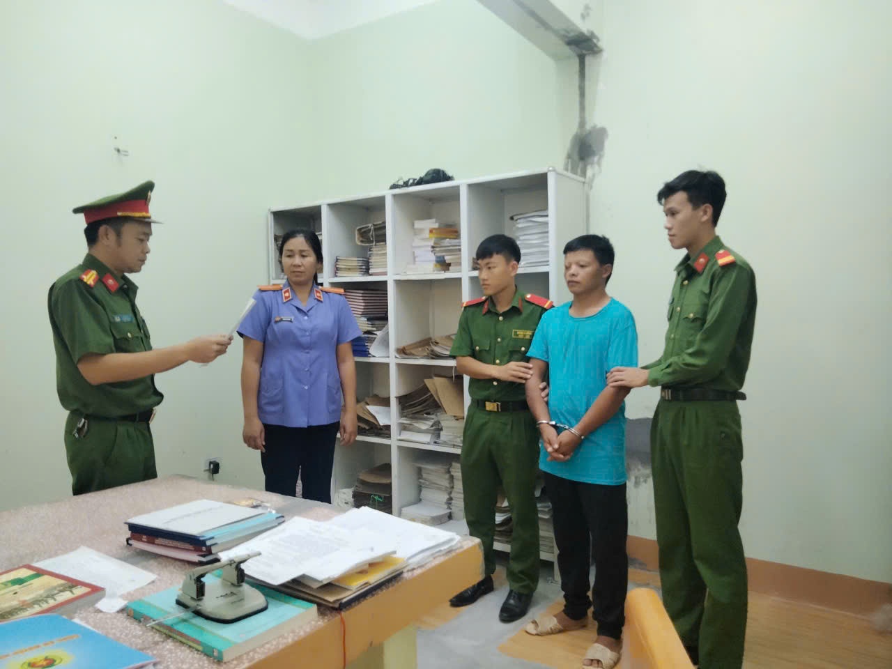 Khoi to doi tuong dam vao mat cong an khi bi lap bien ban hinh anh