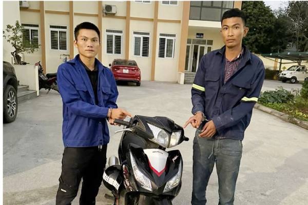 Bat giu 2 doi tuong cuop giat tai san sau 11 gio gay an hinh anh