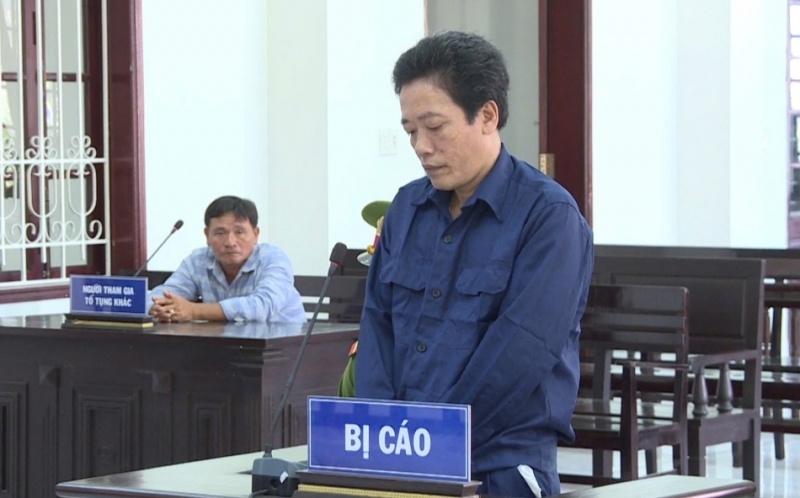 Lanh an 12 nam tu vi dam ban nhau hinh anh