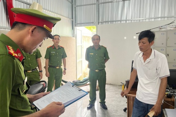 De nghi xu ly lanh dao xa chung thuc hon 100 hop dong mua ban xe khong hinh anh