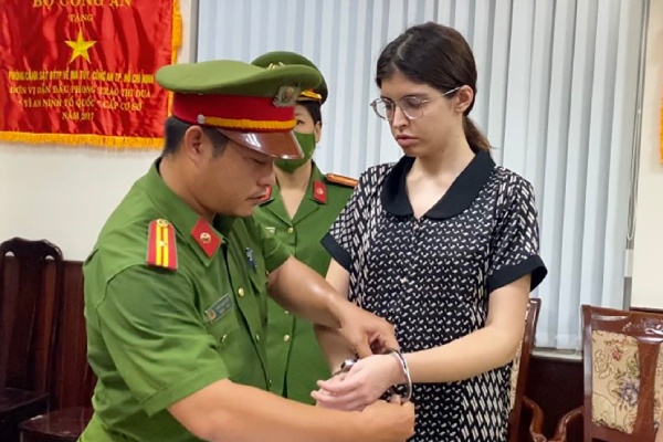 Chi Dan, An Tay va 'co tien' Truc Phuong tra tay vao cong hinh anh