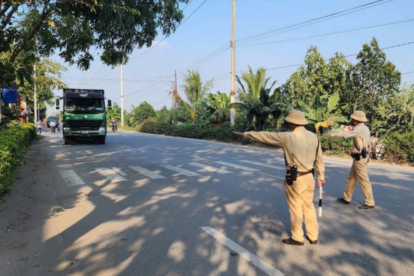 CSGT tuan tra kiem soat luu dong xu ly xe vi pham tai trong hinh anh