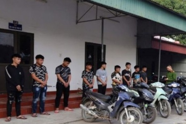 Hai nhom thanh nien vac hung khi truy duoi nhau tren duong hinh anh