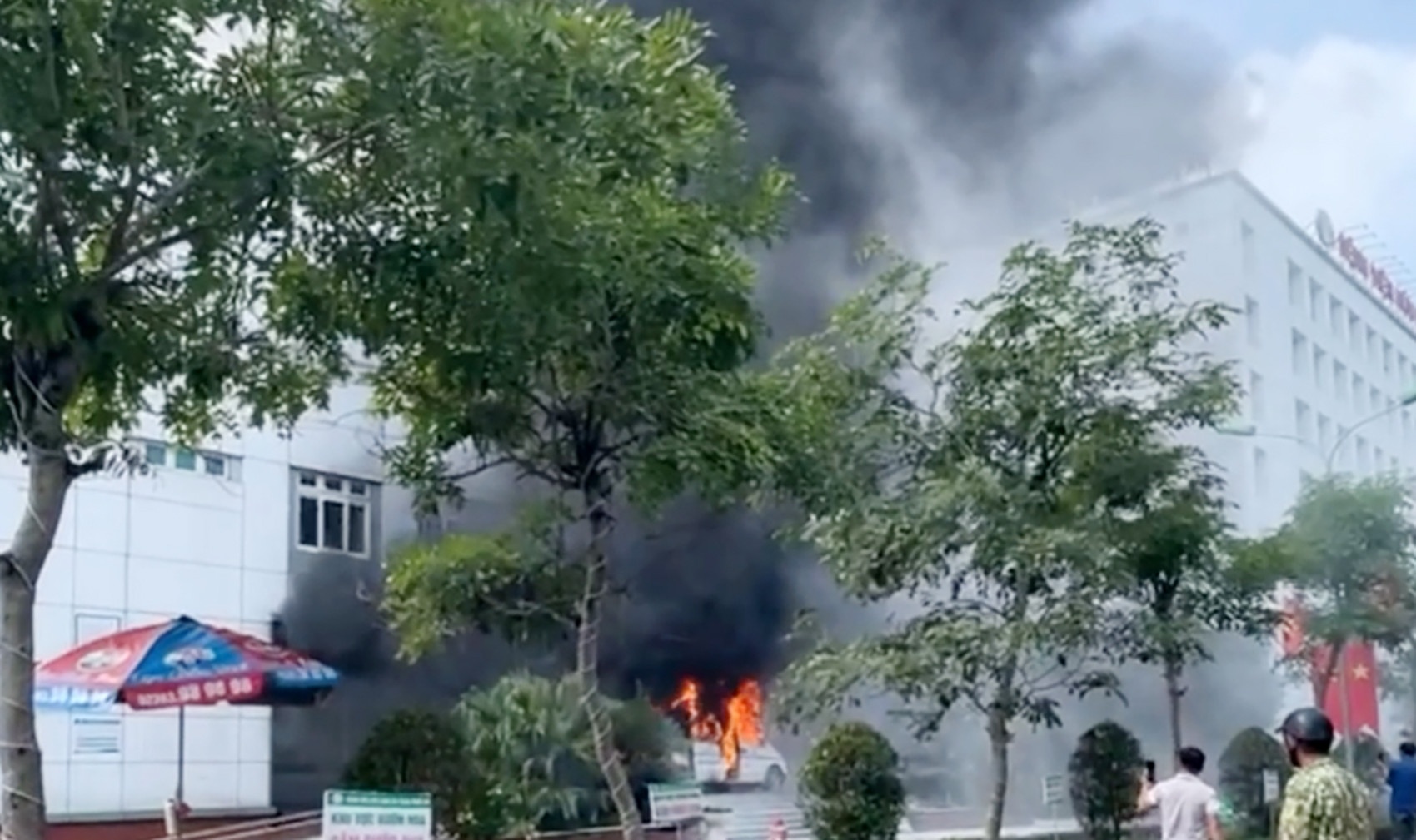 Xe cuu thuong chay anh 1