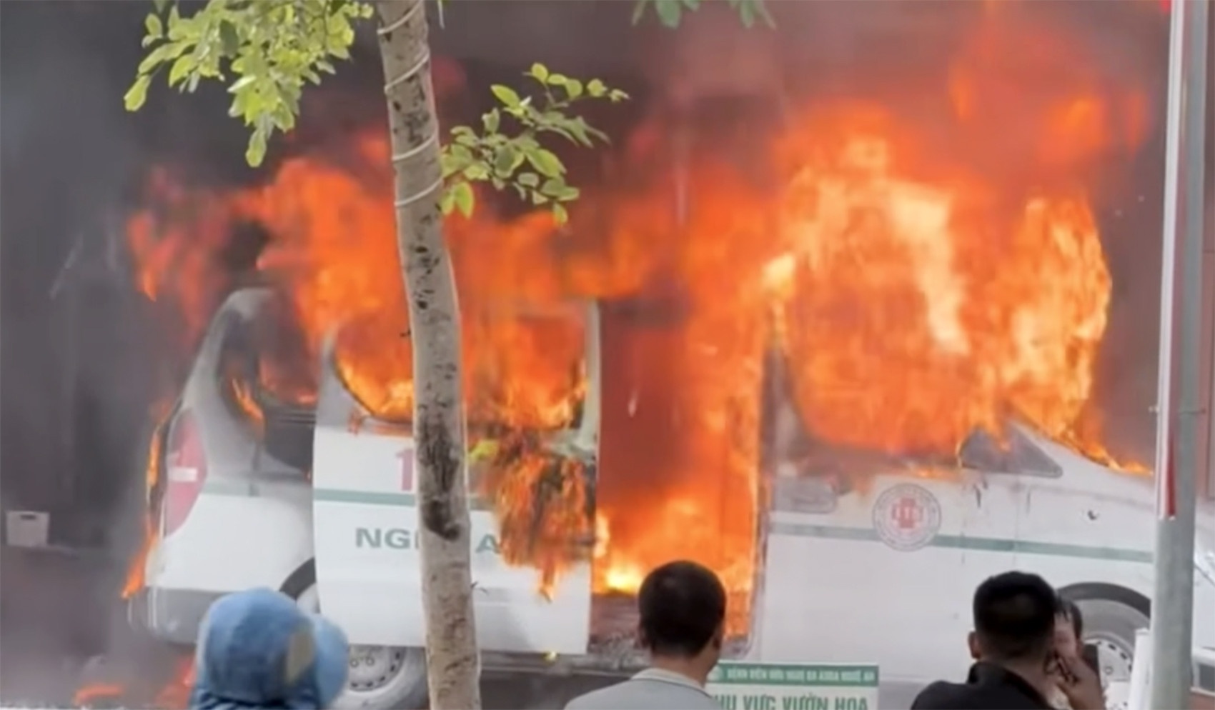 Xe cuu thuong chay ngun ngut truoc phong cap cuu o Nghe An hinh anh