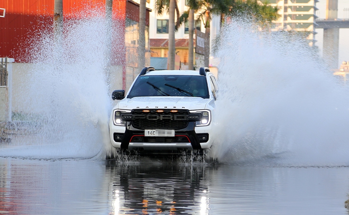 Trieu cuong dang cao, duong ven bien Ha Long ngap nhu song hinh anh