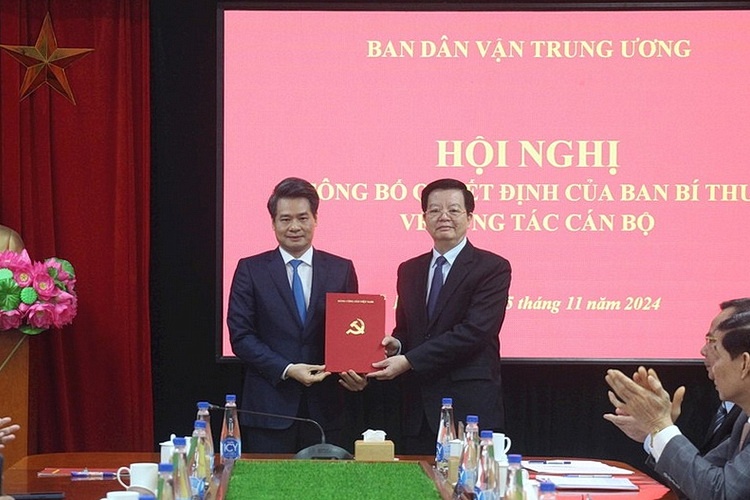 Truong ban Noi chinh Ha Noi giu chuc Pho truong ban Dan van Trung uong hinh anh