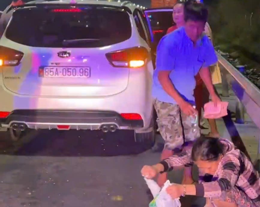 An uong tren cao toc anh 1