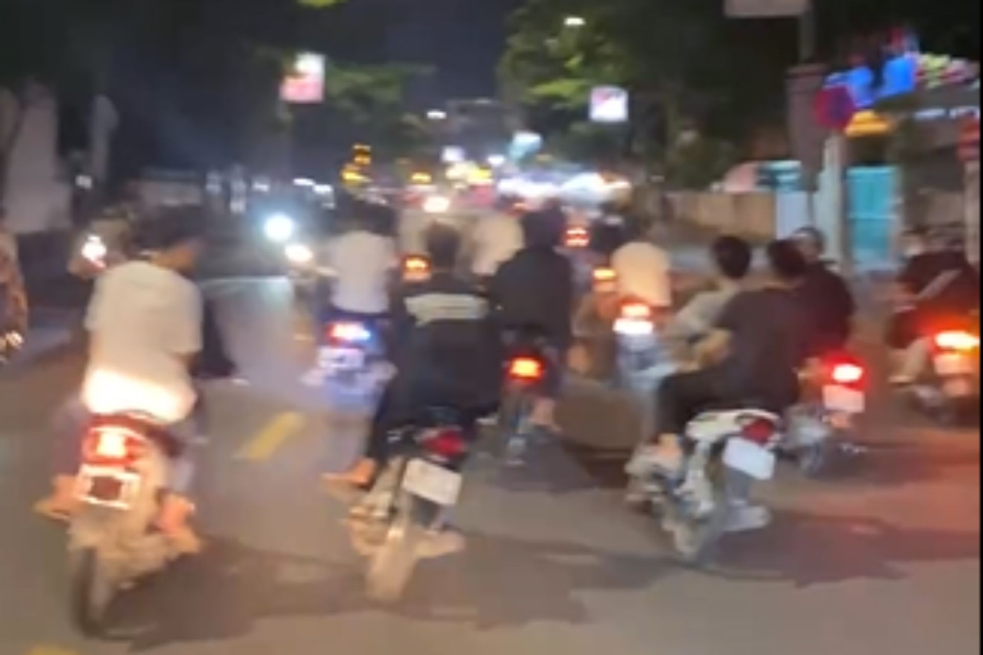 Tam giu nhom ‘quai xe’ bieu dien tren pho roi dang len mang thach thuc hinh anh