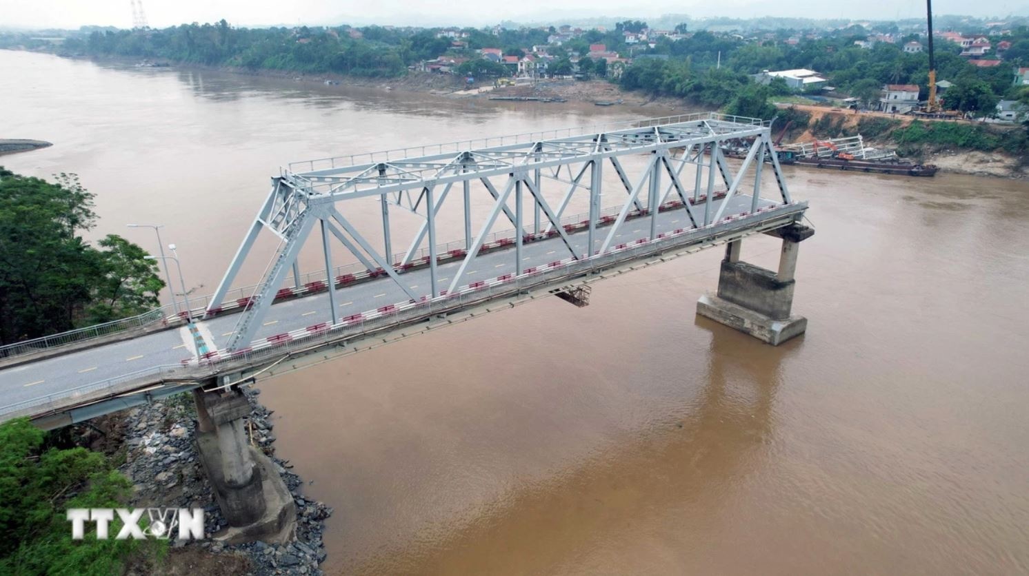 Xay cau Phong Chau anh 1