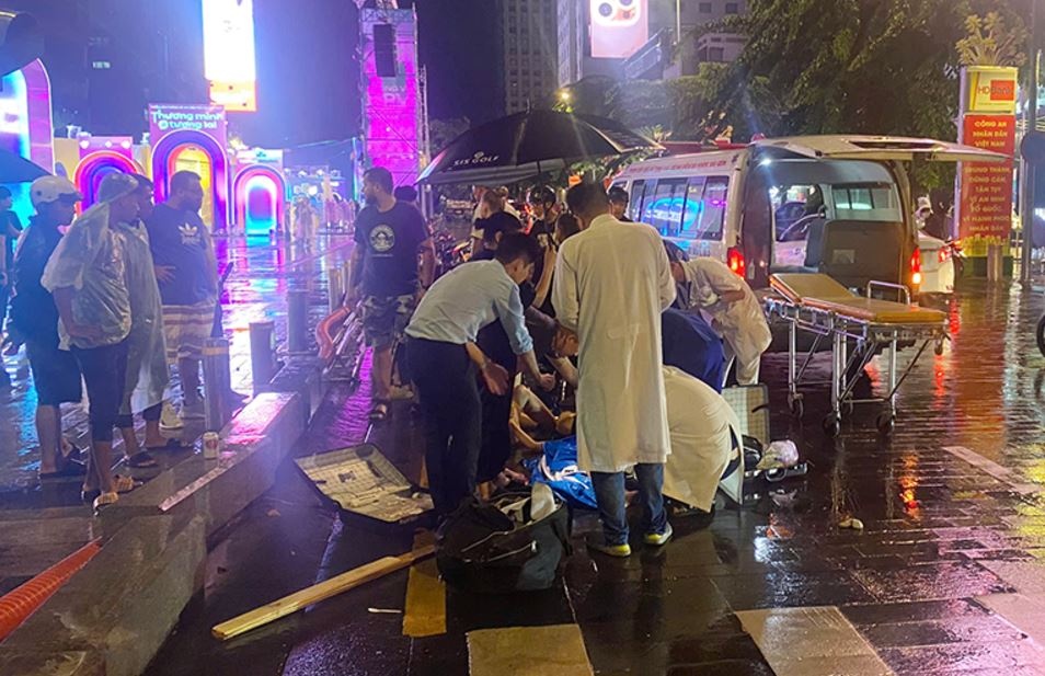 Tim nguoi di xe may tong hai co gai nuoc ngoai o pho di bo Nguyen Hue hinh anh