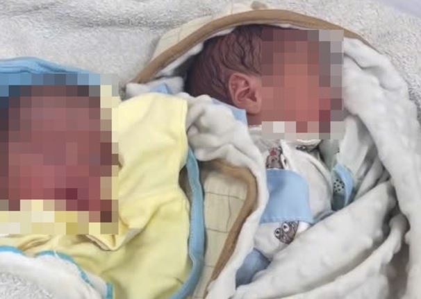 Me 24 tuoi bo hai be trai so sinh trong thung xop o TP.HCM hinh anh