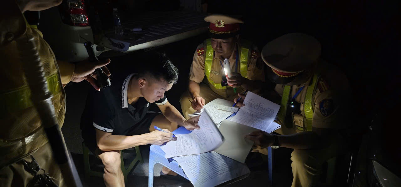 CSGT o Vinh Phuc quyet liet xu ly vi pham ve tai trong hinh anh