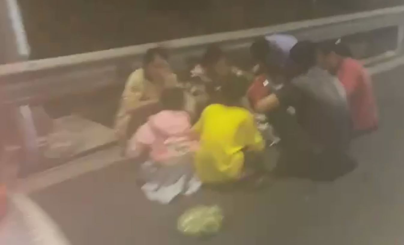 Can canh gia dinh an toi tren cao toc Vinh Hao - Phan Thiet hinh anh