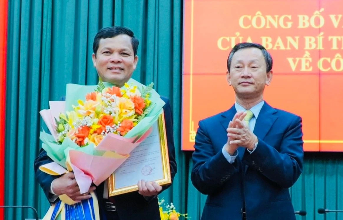 Ban Bi thu Trung uong Dang chuan y nhan su hai tinh, thanh hinh anh