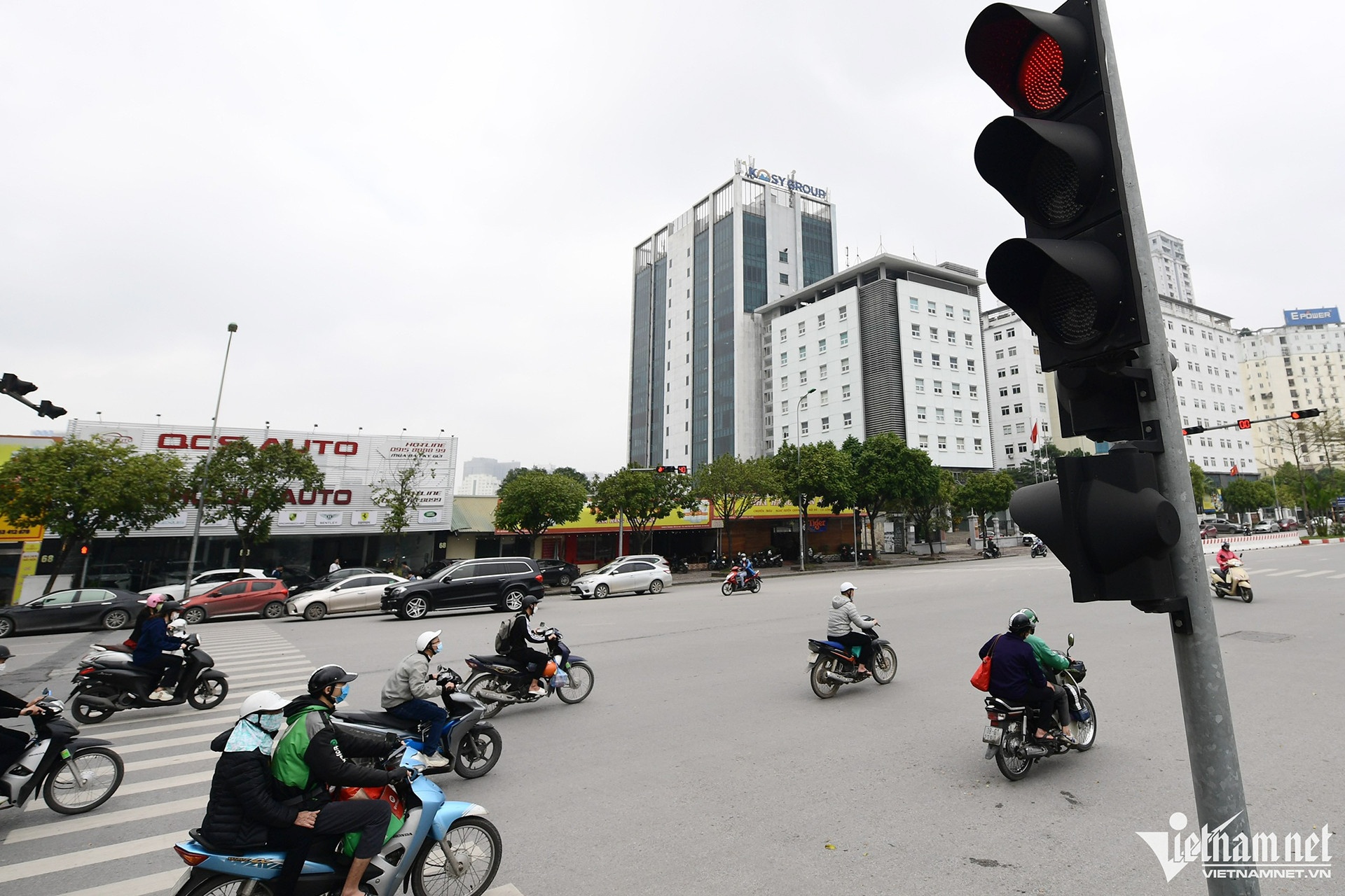 Nguoi di xe may,  vuot den do anh 1