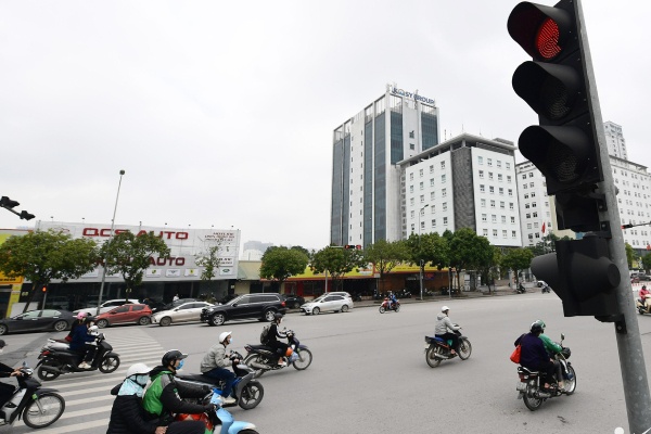 Nguoi di xe may vuot den do co the bi phat toi 6 trieu dong hinh anh