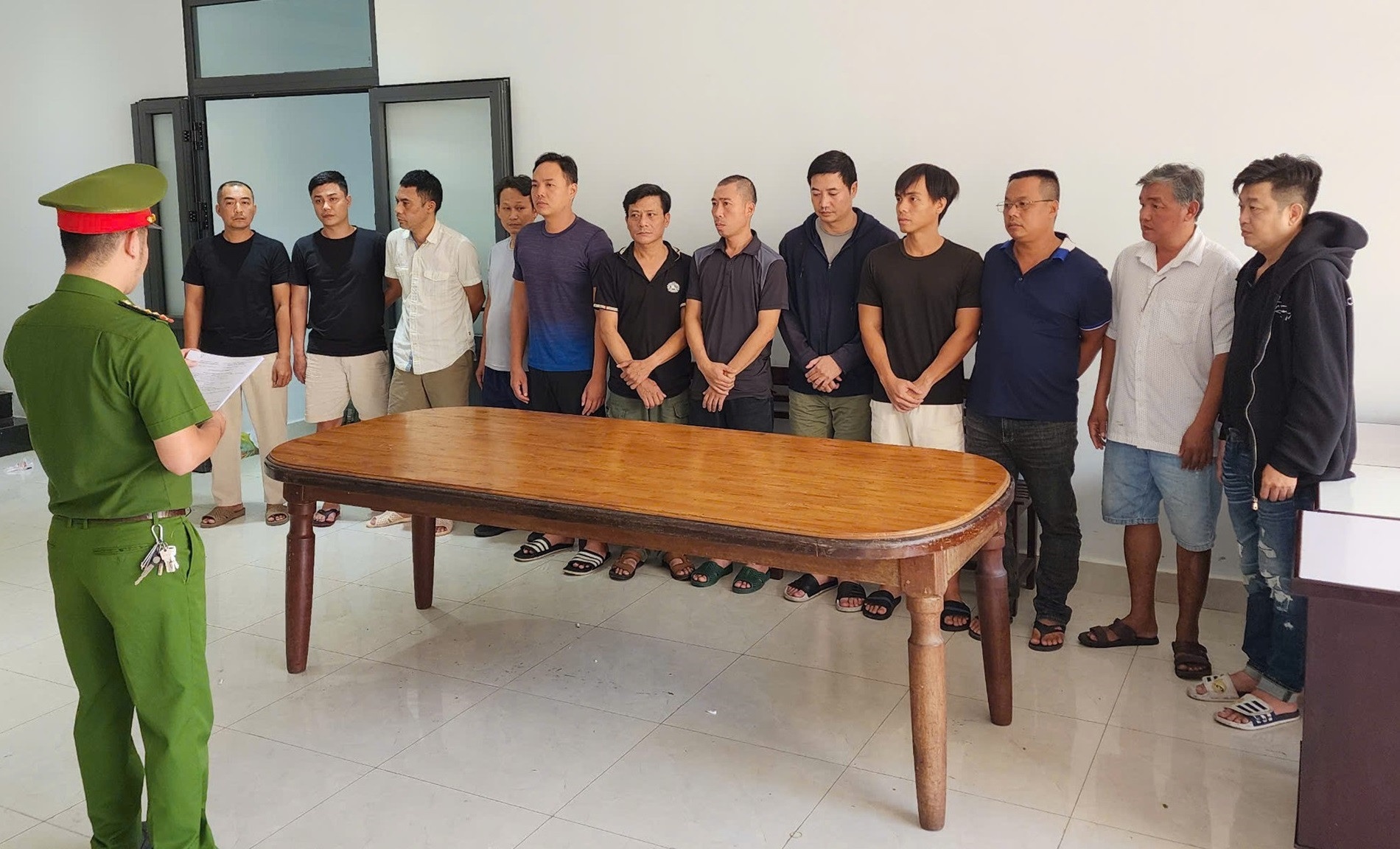 Gan 100 canh sat pha duong day danh bac qua mang quy mo 2.000 ty dong hinh anh