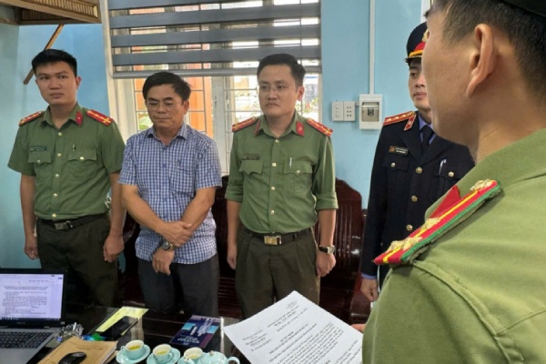 Khoi to nhieu lanh dao BQL cac cong trinh cong cong va quy dat hinh anh