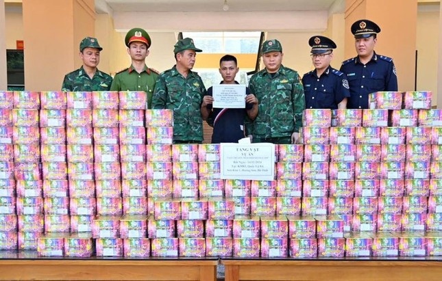 Tu che khoang xe khach van chuyen 212 kg phao qua bien gioi hinh anh