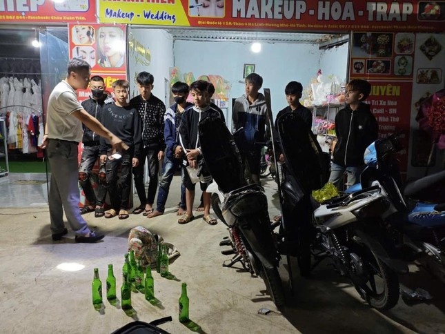 Nhom 'quai xe' mang theo hung khi, lang lach danh vong nao loan hinh anh