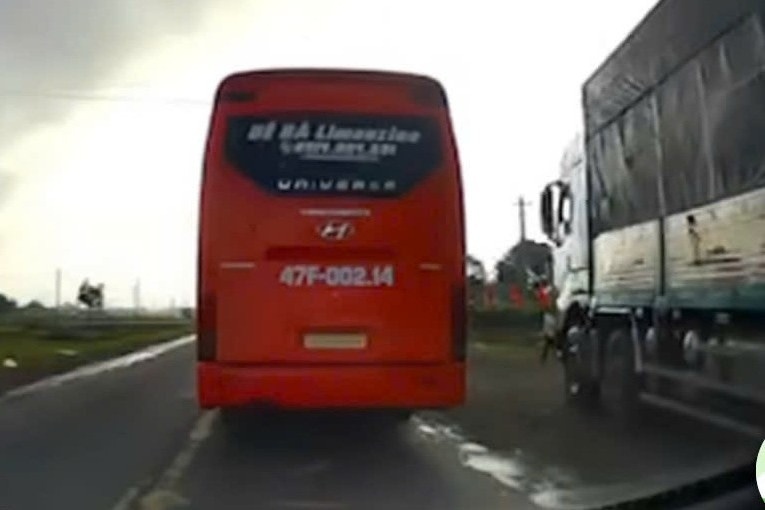 Xu nghiem xe giuong nam ngang nhien dung don khach giua duong hinh anh