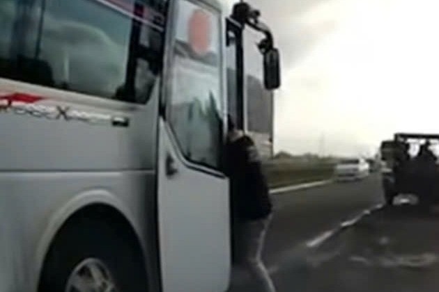 Xe khach dung giua duong anh 1