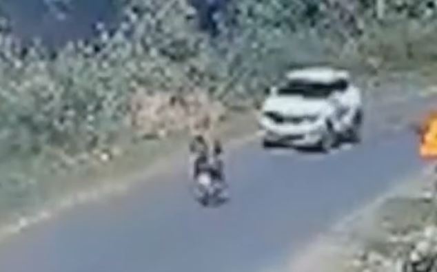 Khoanh khac xe may lao thang vao oto, hai nguoi tu vong hinh anh