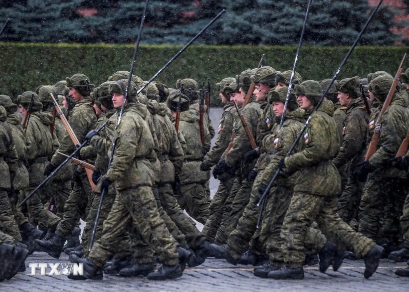 Quan doi Nga tien vao khu vuc trung tam thanh pho Chasov Yar hinh anh