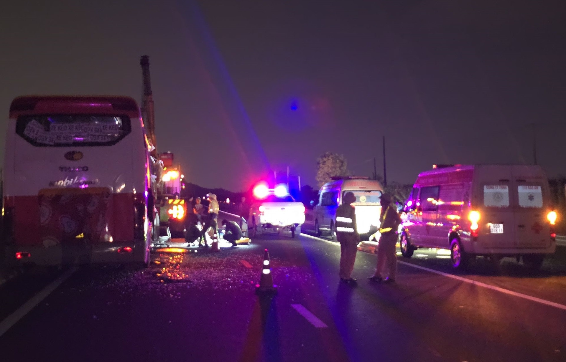 Xe khach tong xe bon anh 1