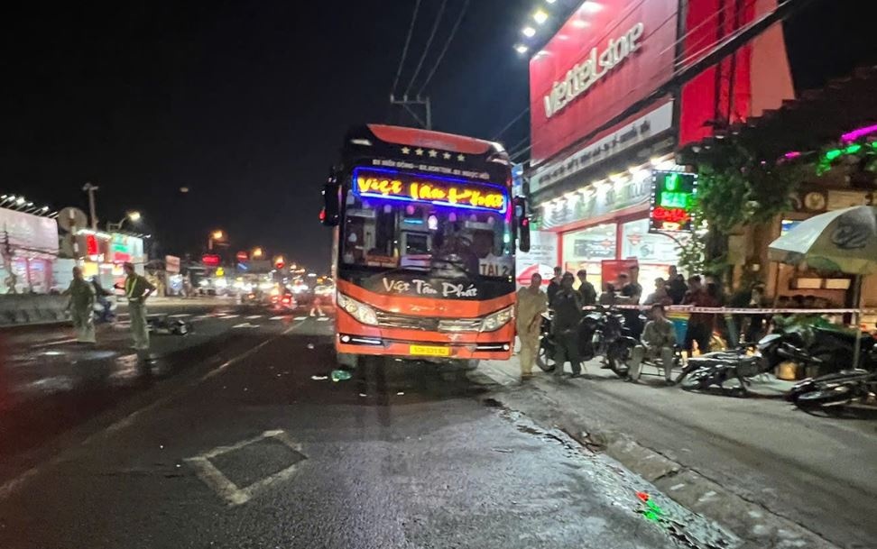 Xe khach xoay 180 do tren duong o Binh Duong, tong chet mot phu nu hinh anh