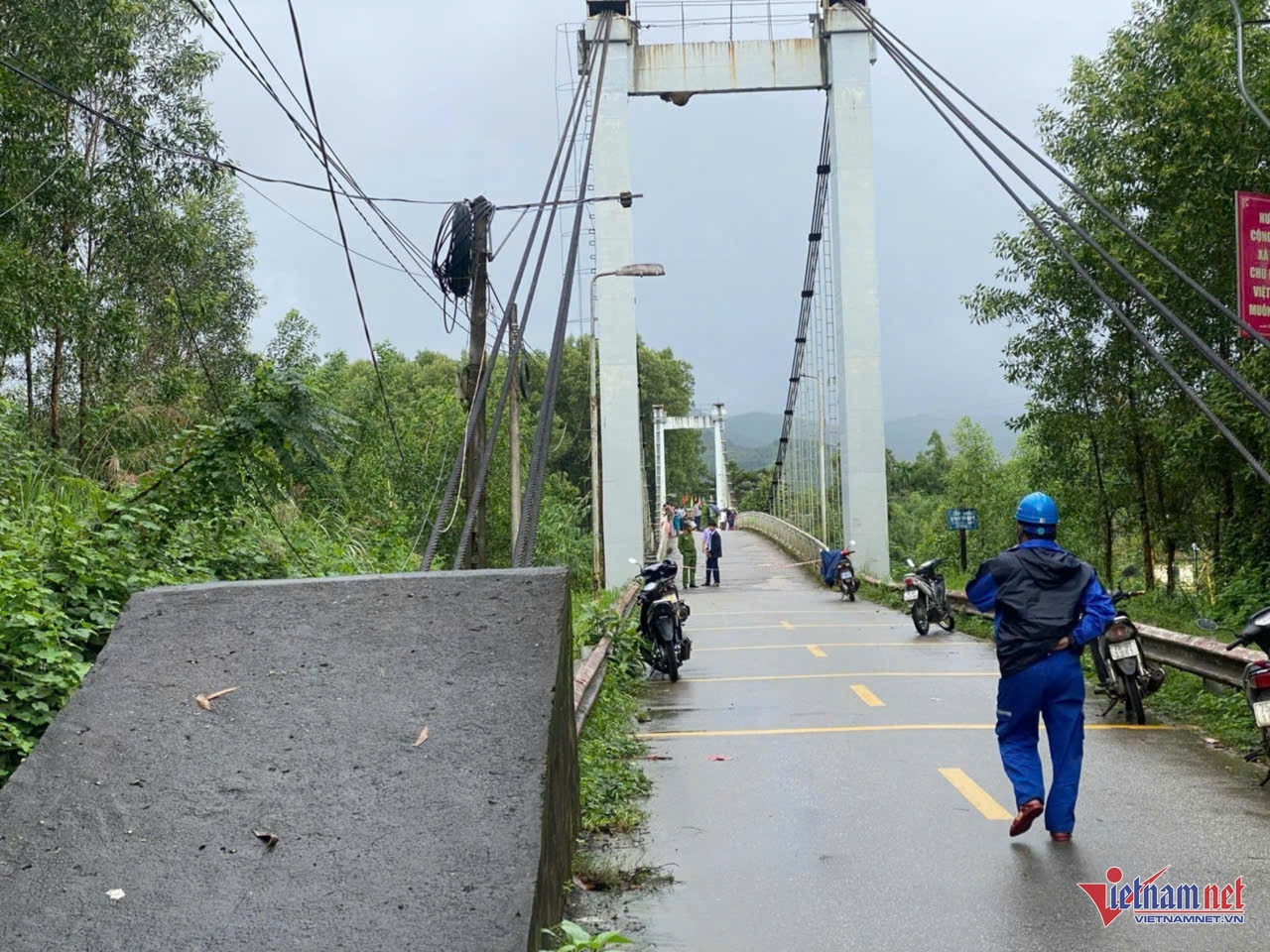 Xe cho rac xuong song anh 1