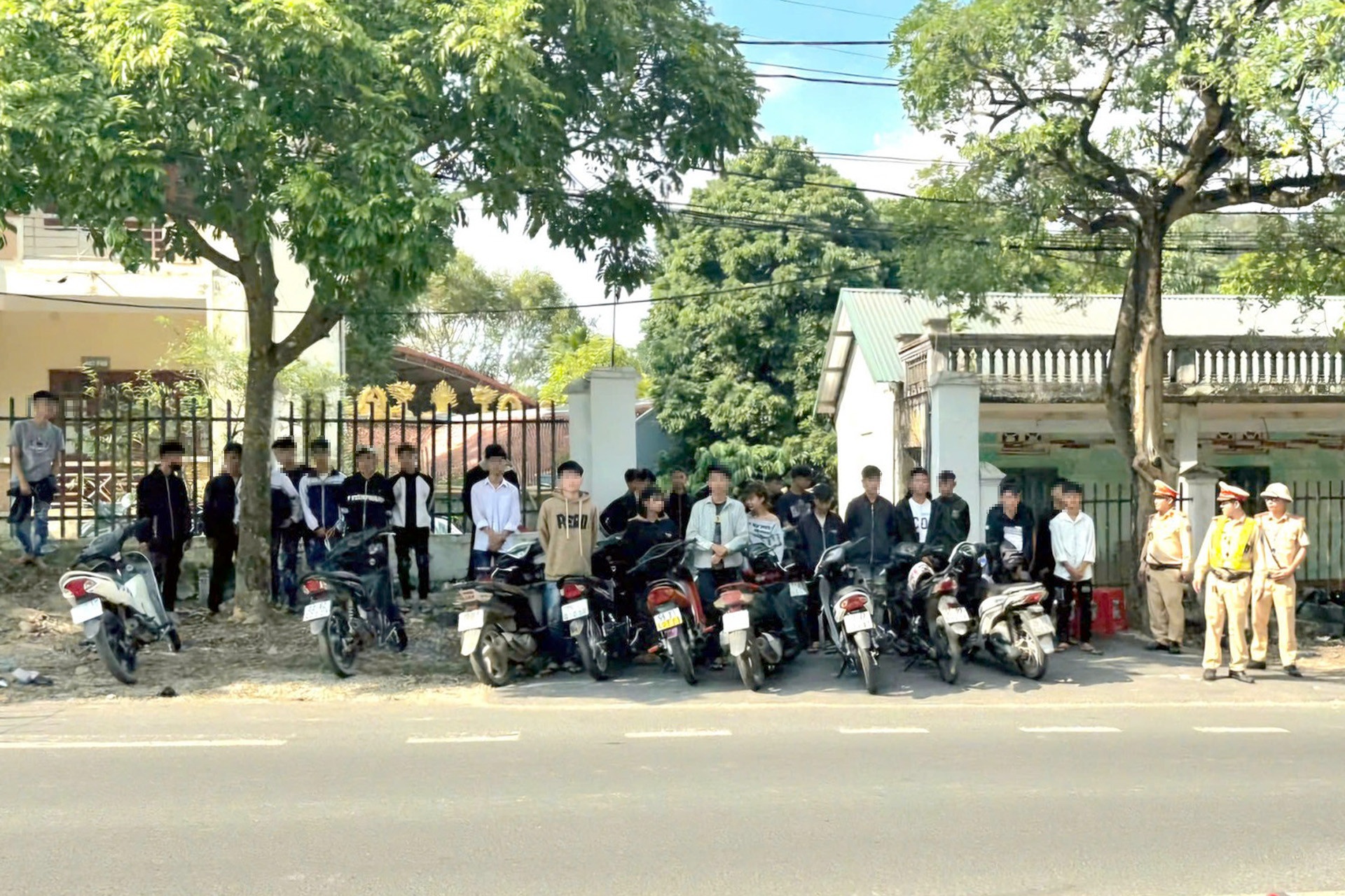 Canh sat lap chot o duong len Tam Dao hinh anh