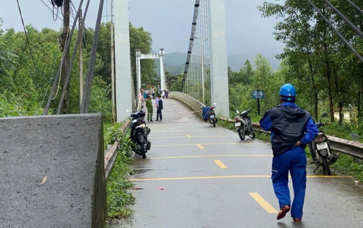 Xe cho rac roi xuong song o Thua Thien Hue, 2 nguoi mat tich hinh anh