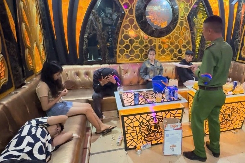 Bat qua tang 7 nam nu su dung ma tuy, bay lac trong quan karaoke hinh anh