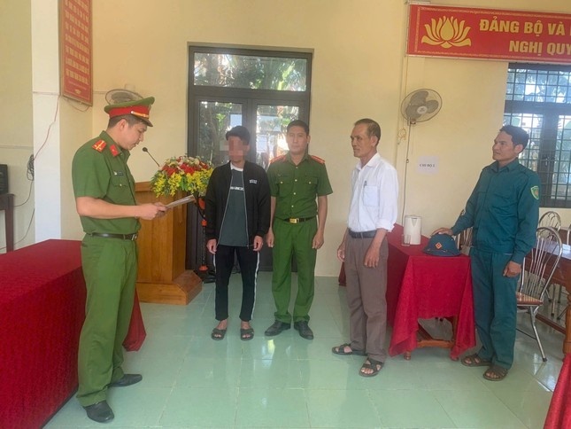 Nam sinh lop 12 mang dao vao truong dam ban hoc hinh anh