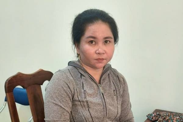 Phat hien nguoi phu nu trom dien thoai o tiem vang hinh anh